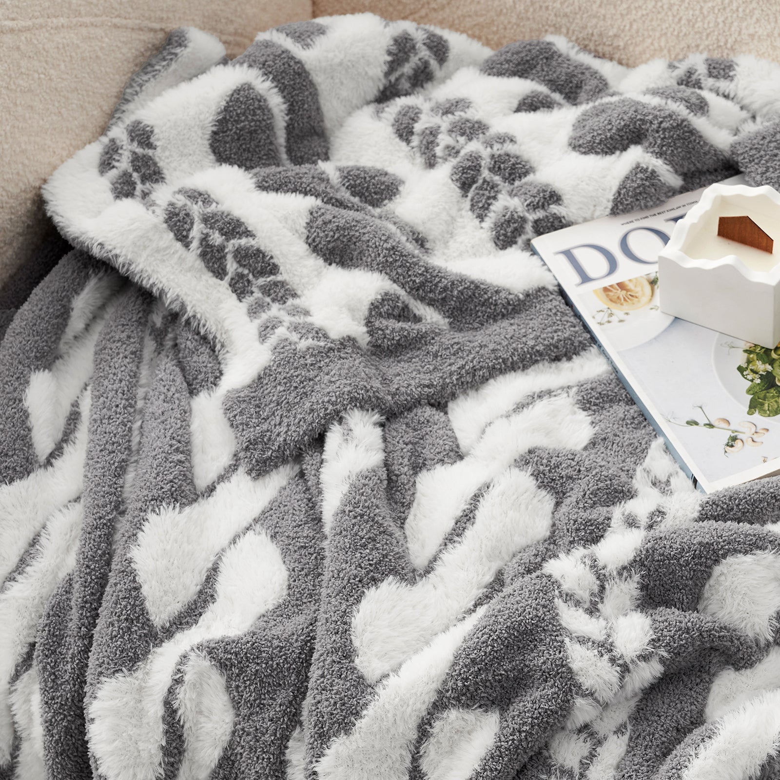 Amélie Home Double Sided Comfy Faux Fur Feather Yarn Throw Blankets-Cable Grey