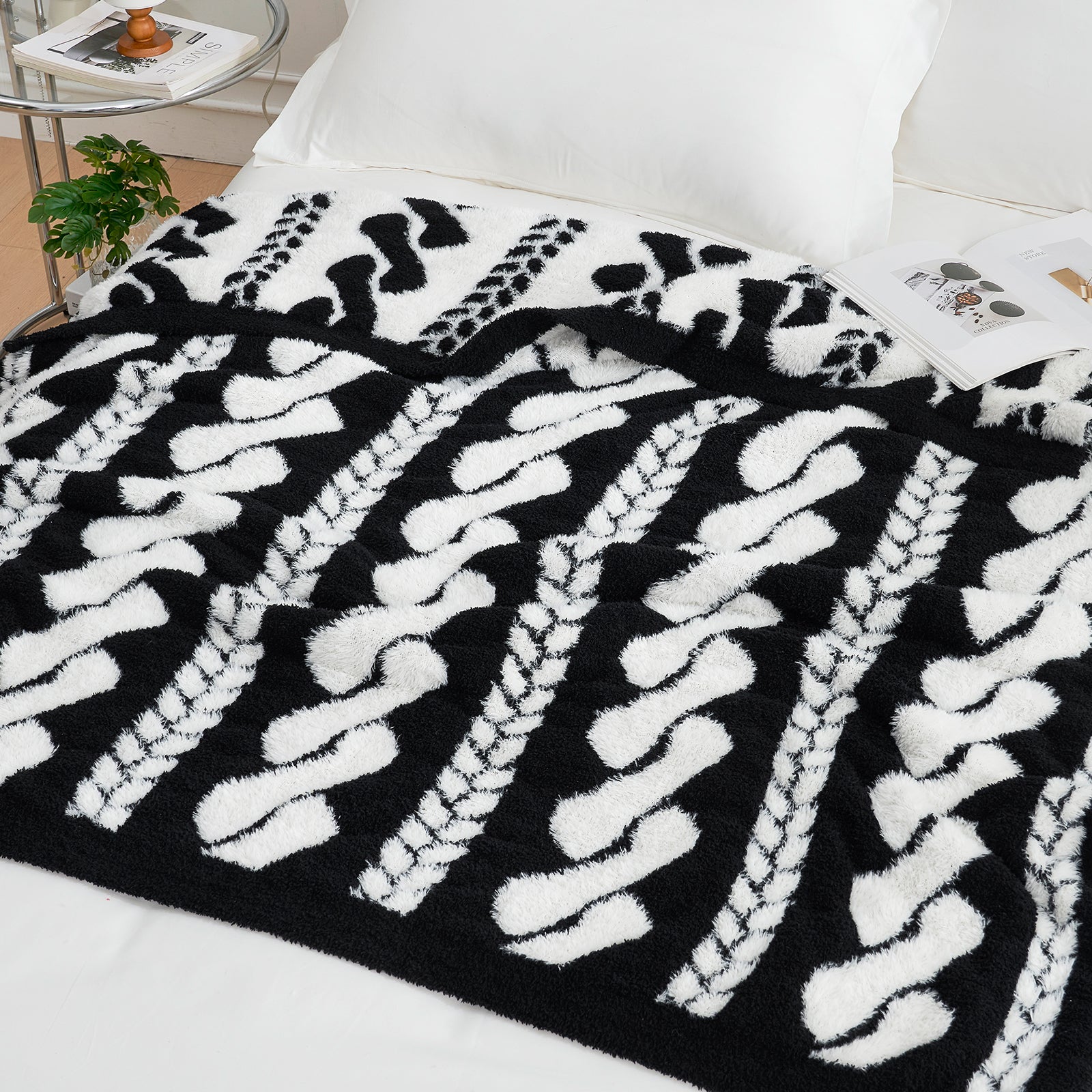 Amélie Home Double Sided Comfy Faux Fur Feather Yarn Throw Blankets-Cable Black